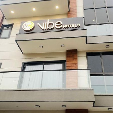 Vibe Hotel Нойда Экстерьер фото