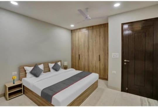 Vibe Hotel Нойда Экстерьер фото