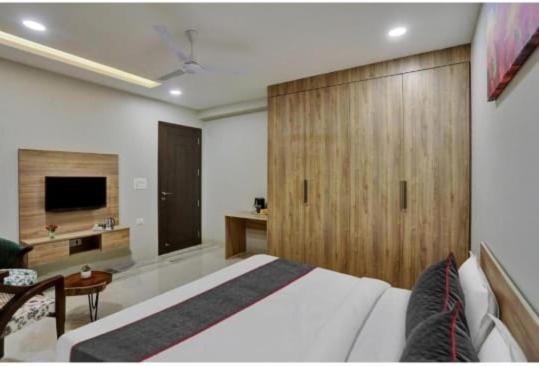 Vibe Hotel Нойда Экстерьер фото