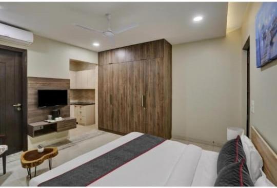 Vibe Hotel Нойда Экстерьер фото