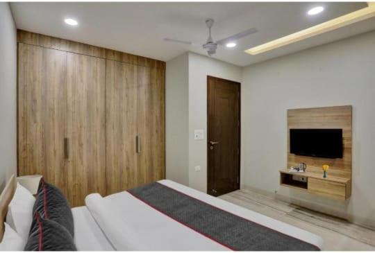Vibe Hotel Нойда Экстерьер фото